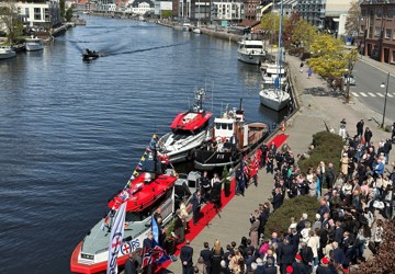 Rundt 200 mennesker møtte fram ved Polar Bear-monumentet i Fredrikstad 8. mai. Rød løper langs brygga. To båter fra Redningsselskapet, "Polar Bear" ligger fremst. Bak ligger Fix. Slepebåten «Fix» (bak) var én av 12 fartøyer som ble kapret under den andre verdenskrig og fraktet over til Sverige 8. februar 1945, i sabotasjeaksjonen Polar Bear.