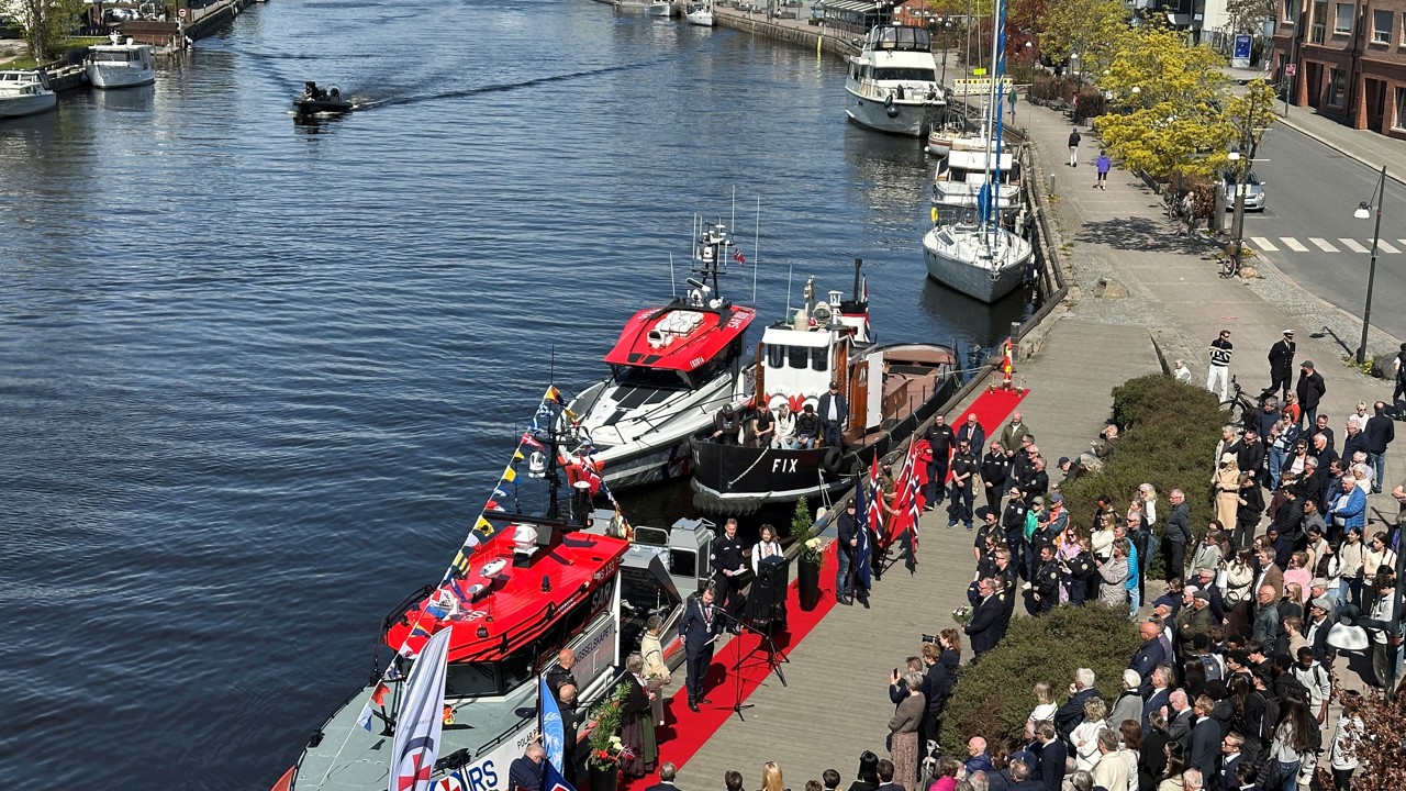 Rundt 200 mennesker møtte fram ved Polar Bear-monumentet i Fredrikstad 8. mai. Rød løper langs brygga. To båter fra Redningsselskapet, "Polar Bear" ligger fremst. Bak ligger Fix. Slepebåten «Fix» (bak) var én av 12 fartøyer som ble kapret under den andre verdenskrig og fraktet over til Sverige 8. februar 1945, i sabotasjeaksjonen Polar Bear.