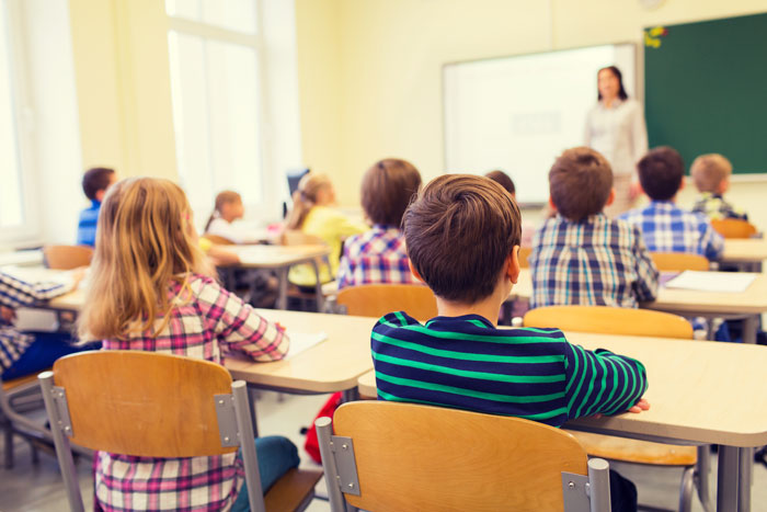Bilde av elever sett bakfra i klasserom