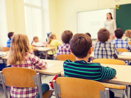 Bilde av elever sett bakfra i klasserom