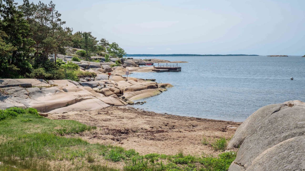 Kommuneoverlegen fraråder ikke bading. Dette bildet er fra Faratangen badeplass.
