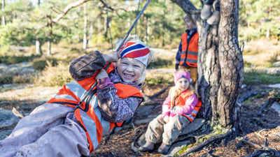 jente som husker i et tre 