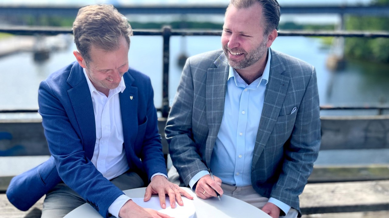 ordfører i Sarpsborg kommune, Magnus Arnesen, og ordfører i Fredrikstad kommune, Arne Sekkelsten, intensjonsavtalen. 