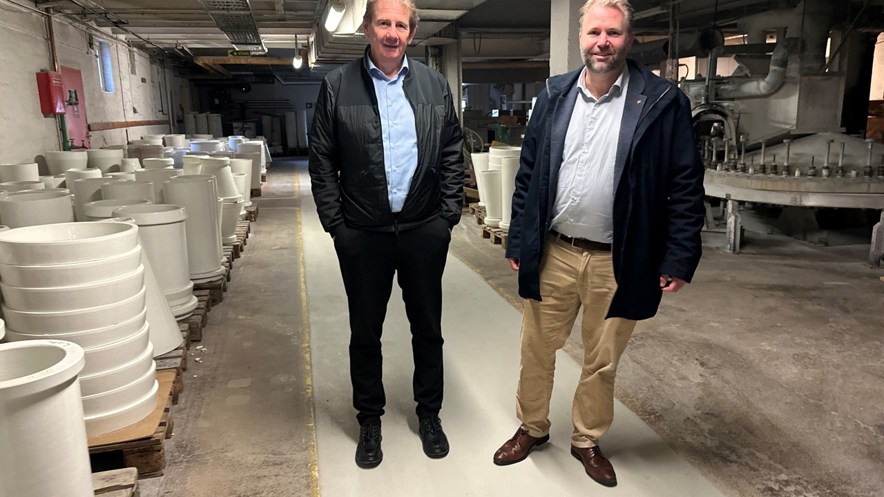 Fra venstre: Daniel Mark Kristensen, styremedlem og største eier i Norsk Teknisk Porselen Products AS, og Arne Sekkelsten, ordfører i Fredrikstad kommune. 