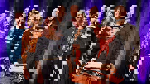 ni musikere på en scene