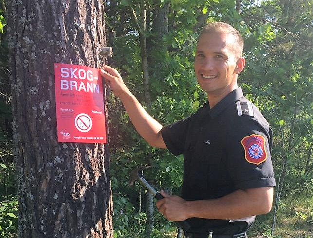 Oppheng av plakat med info om bålforbud og skogbrannfare