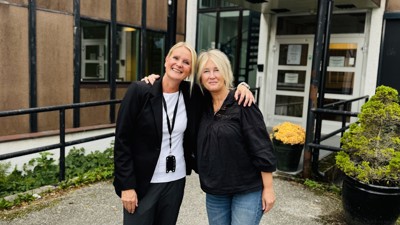 SAMARBEID: Fra venstre NAV-leder Rikke Laursen Haagensen og Lise Sørensen, rektor ved Fredrikstad internasjonale skole.