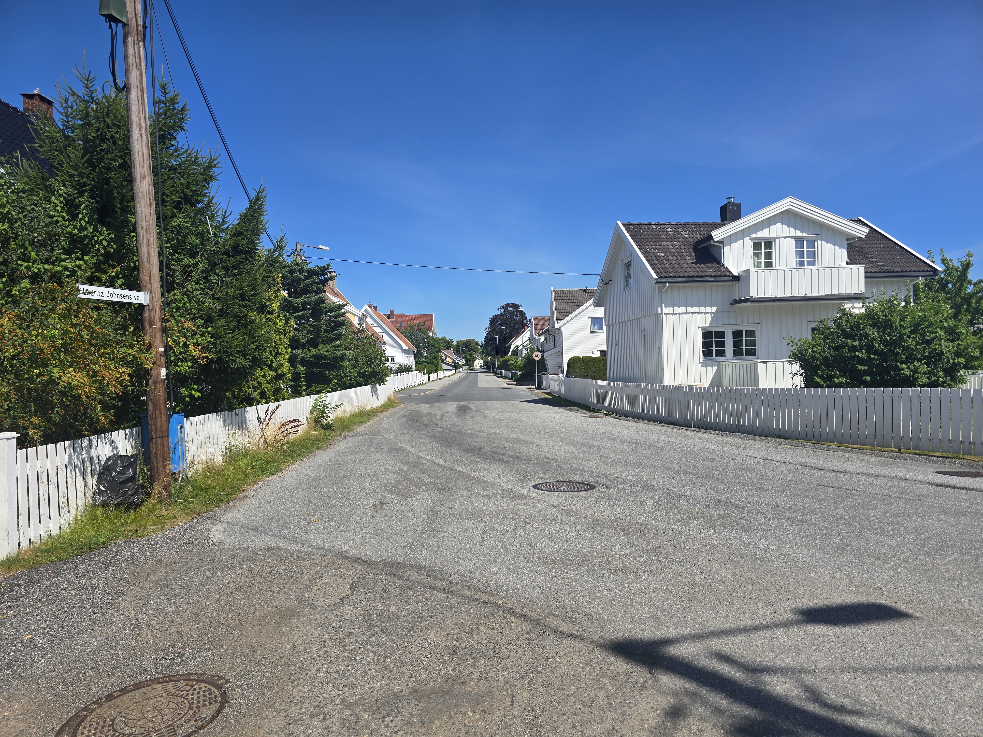 Lislebyveien fra krysset med Lauritz Johnsens vei