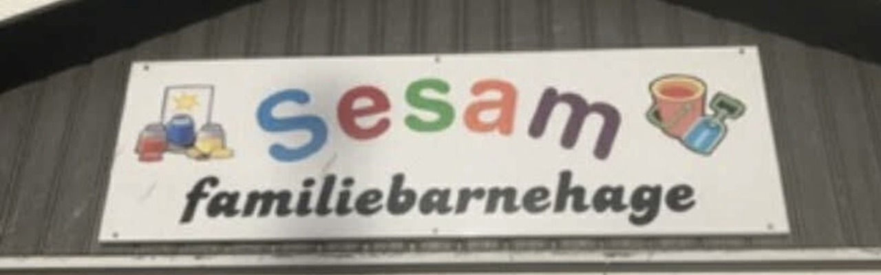 Skilt som viser Sesam familiebarnehage