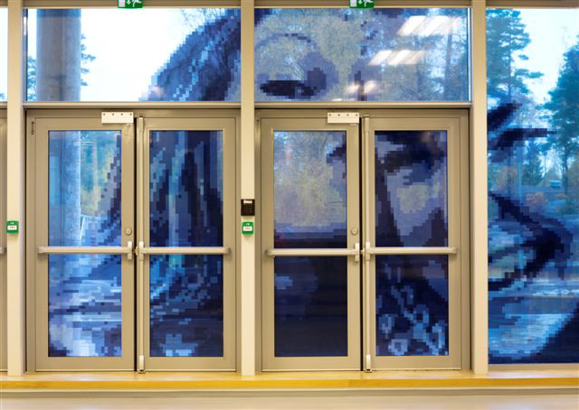Kunst ved utgang av ungdomskolen - 2 glade ungdommer