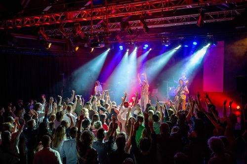 artister på scenen under festival og med publikum