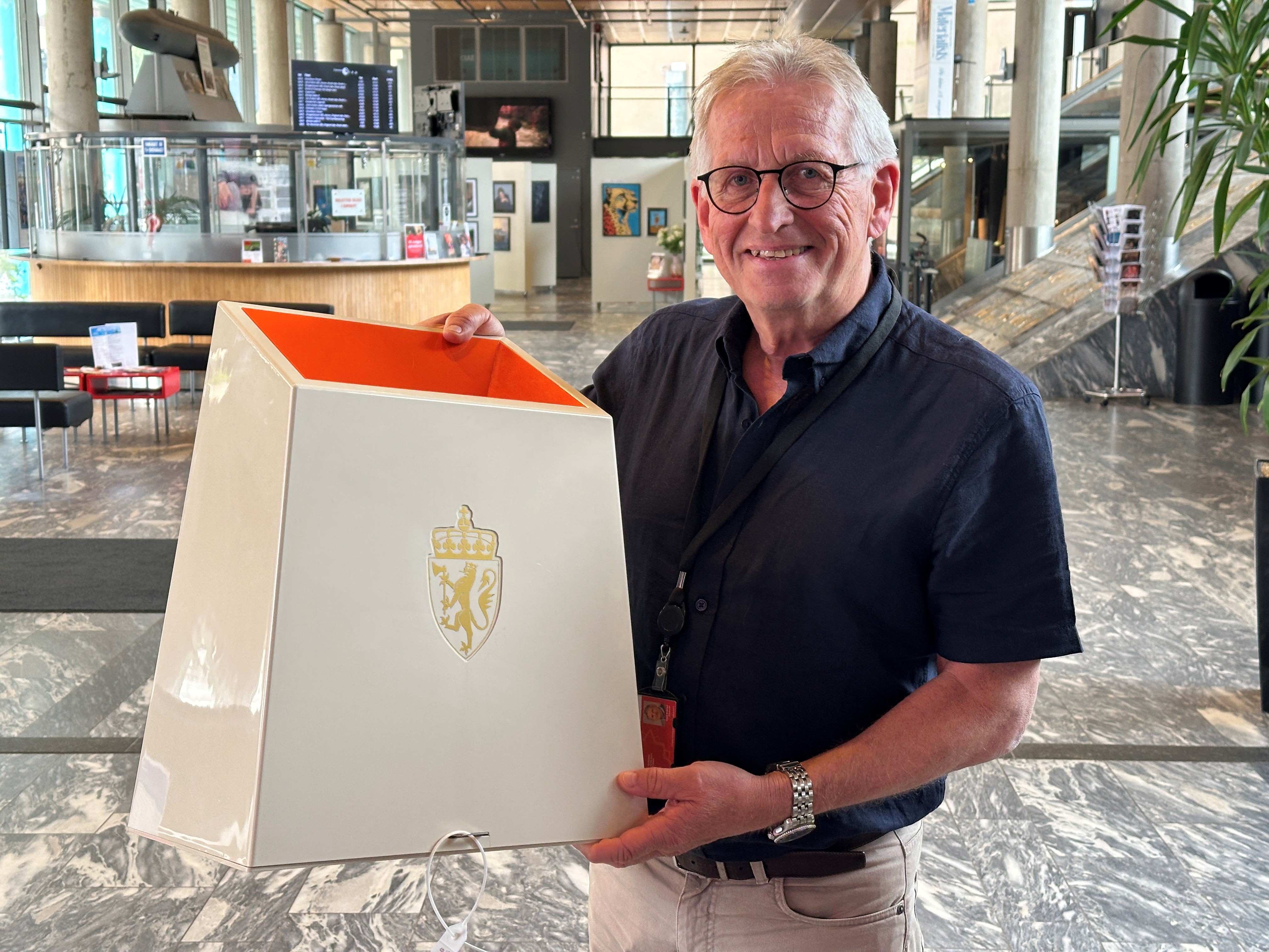 Valgansvarlig Dick Ekeroth ønsker velkommen til forhåndsstemming i Byhallen fra mandag 11. august – og snart kan du også forhåndsstemme på kjøpesentre, bibliotek og på en omreisende valgbrakke rundt i kommunen.