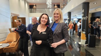 Fra venstre Ann-Karin Vollebæk, hotellsjef ved Quality Hotel Fredrikstad og Nina Ødegård, koordinator Fredrikstad Ung Satsing (FUS) i Områdesatsing Fredrikstad