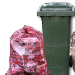 Avfallsbeholder og julepapirsekk