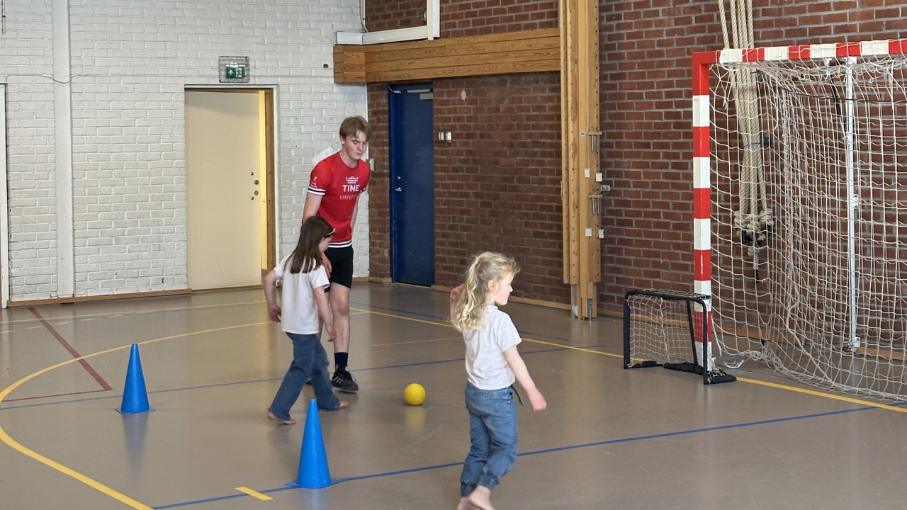 Elever ved Gudeberg skole leder aktiviteter for barn fra Kongsten barnehage i gymsalen. Opplegget er en del av valgfaget fysisk aktivitet og helse.