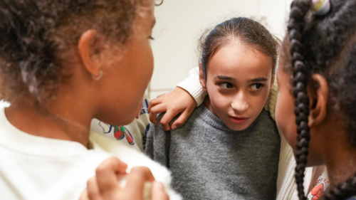 Teaterhelg, jenter planlegger sammen