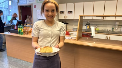 Restaurantdrift i praksis: Fra kjøkkenet til bordservering – 6. klassingene fikk prøve seg på alle sider av restaurantyrket. Her serverer Julia Mordt (12) eplekake til dessert.