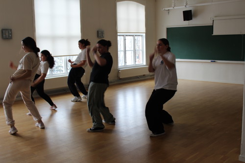 Ungdommer som danser