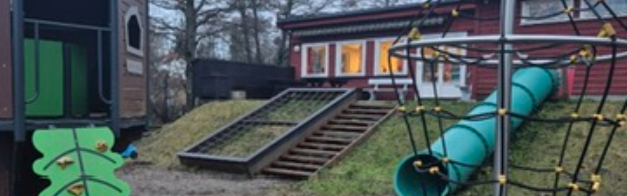 Vispen Barnehage - uteområdet med sklie og klatreområder