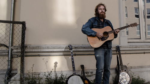 mannlig musiker med kassegitar