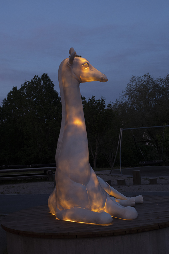 Hvit Giraff med lys i mørket