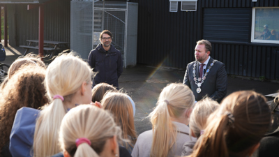 Utbyggingssjef Øystein Janssen og ordfører Arne Sekkelsten foran Svartbygget på markering mandag 3. november. 