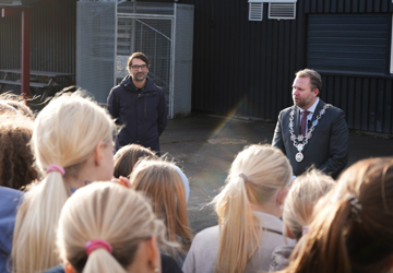 Utbyggingssjef Øystein Janssen og ordfører Arne Sekkelsten foran Svartbygget på markering mandag 3. november. 