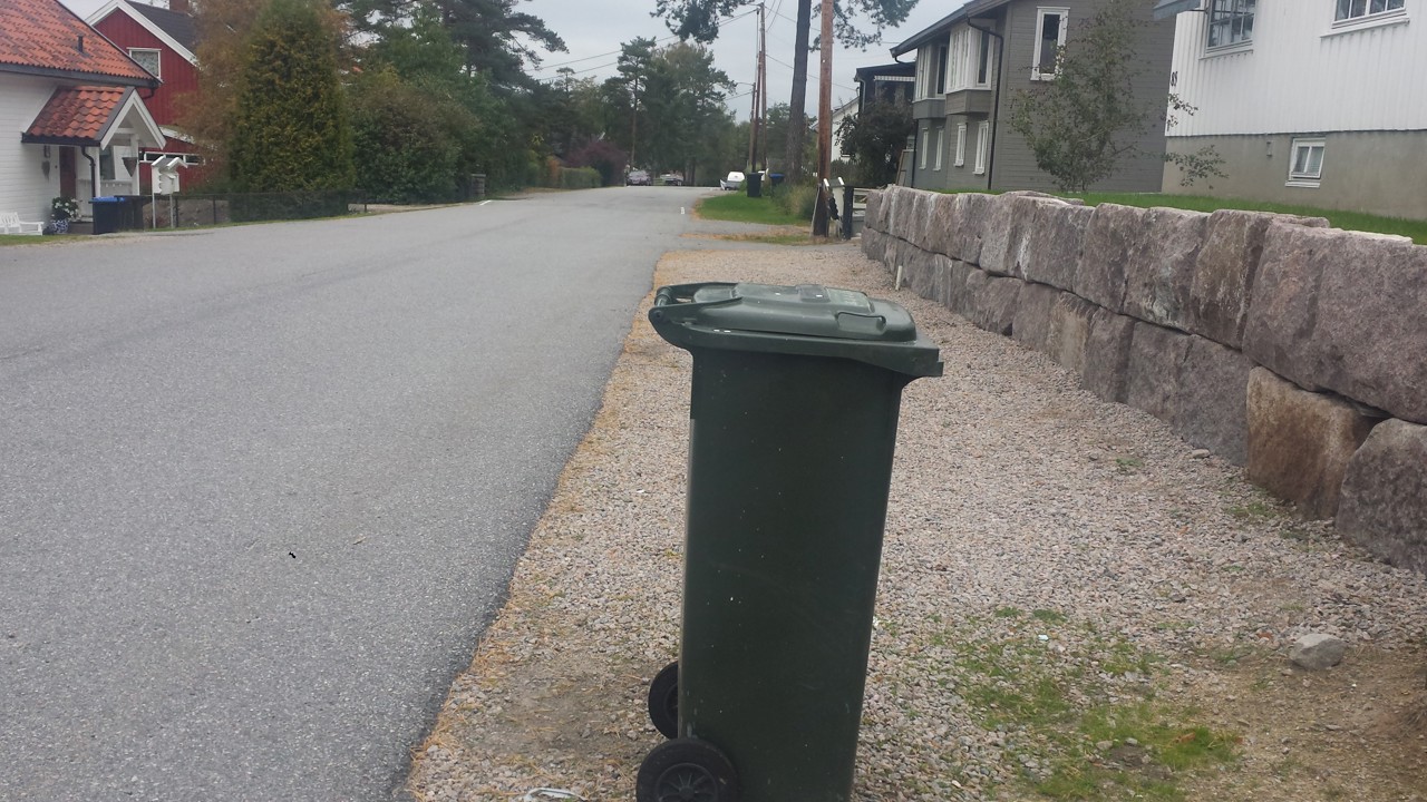 Avfallsdunk ved veikant