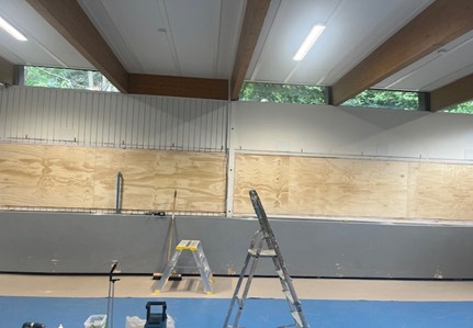 UNDER ARBEID: Vinduer i gymsalen er byttet ut med platekledning for å hindre hærverk og redusere innsyn.
